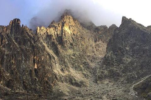 内罗毕：肯尼亚山五日徒步之旅（含餐饮及向导）内罗毕：5 天肯尼亚山徒步旅行（含餐饮和向导