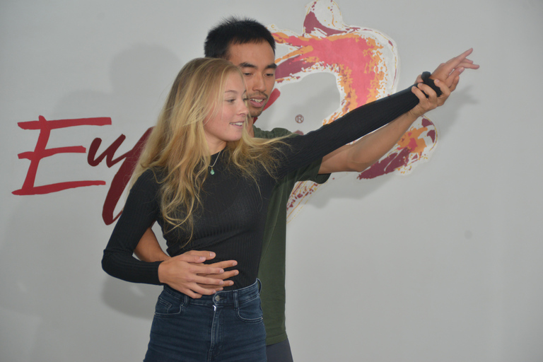 Medellín: Private Salsa and Bachata Class for Beginners