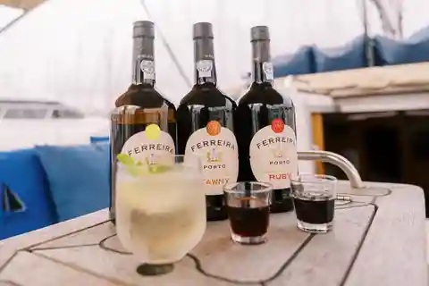 Porto 4H: Charm cruise, wine tasting and vintage van tour