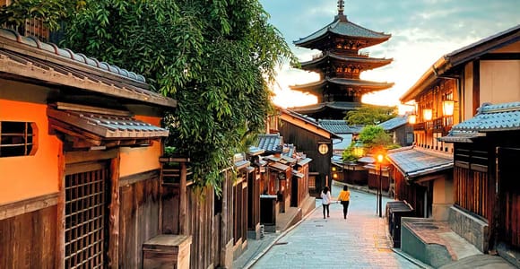 Gion at Sunrise: Kyoto&#39;s Quiet Geisha District Walking Tours