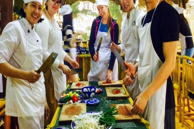 Clase de cocina Bay Mau con Ha Noi Phở en una casa local