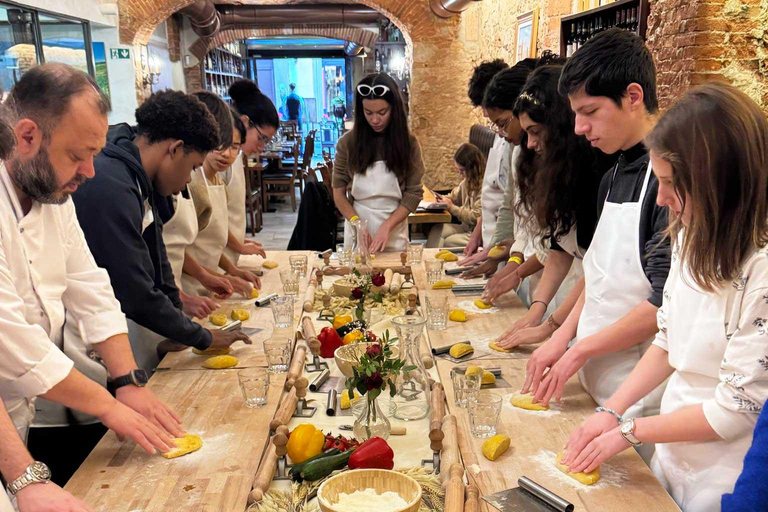 دورة صنع المعكرونة الأصيلة في فلورنسا مع طاهٍ محلي