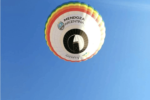 ركوب منطاد الهواء الساخن فوق كروم العنب في مندوزا ونخب النبيذركوب منطاد الهواء الساخن فوق كروم الع