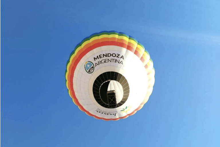 ركوب منطاد الهواء الساخن فوق كروم العنب في مندوزا ونخب النبيذركوب منطاد الهواء الساخن فوق كروم الع