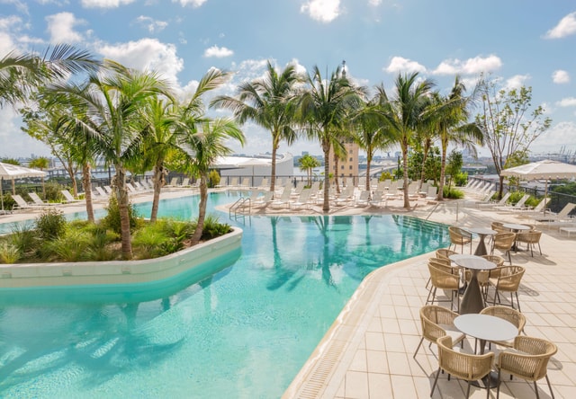 Miami: Gale Miami Hotel and Residences Pool Day Pass