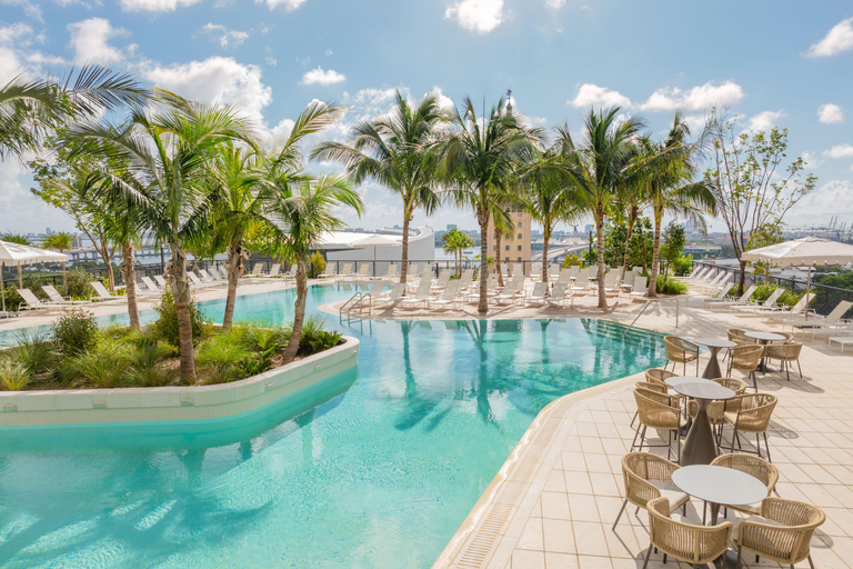Miami: Gale Miami Hotel and Residences Pool Day Pass