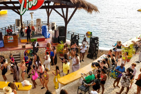 Negril: Cruzeiro de catamarã ao pôr do sol com snorkeling e bar aberto