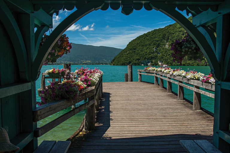 From Lyon: Annecy Private Day Trip, Boat Ride & Old Town Private Van (up to 6)
