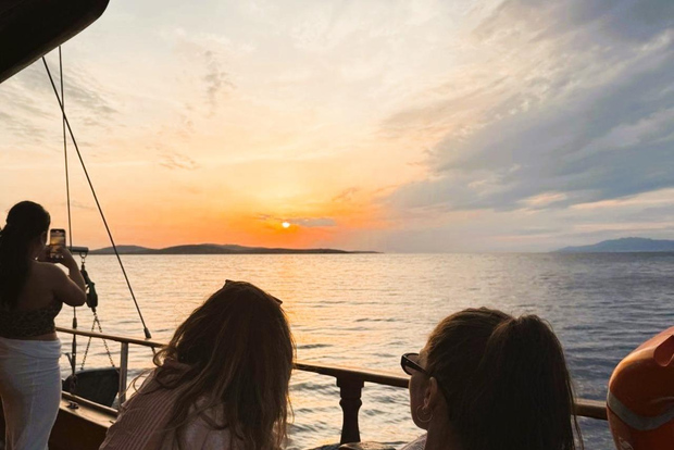Mykonos : Croisière au coucher du soleil avec dîner léger et boissons