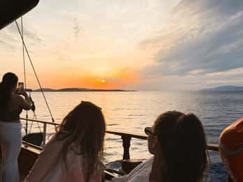 Mykonos: Båtcruise i solnedgangen med lett middag og drikke