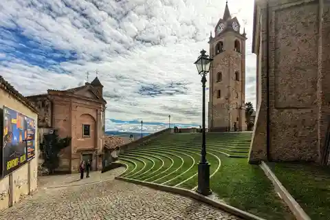 Monforte d’Alba: Guided Walking Tour with Wine Tasting