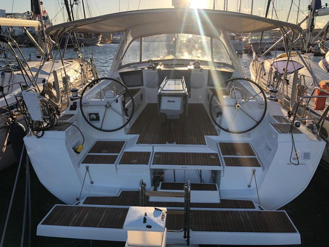 Segeln auf der modernen, geräumigen Yacht „Leila“
