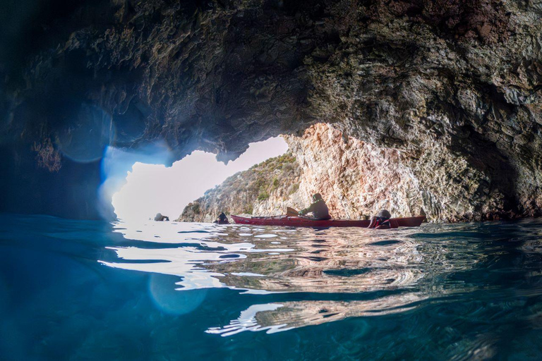 Lefkada: Tour della Grotta Azzurra in kayak con un assaggio della Grecia