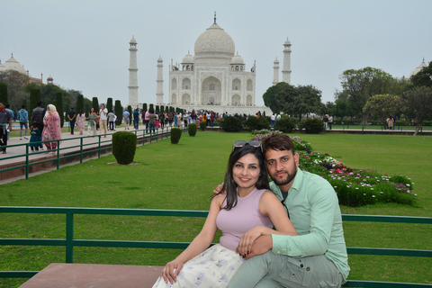 Vanuit Delhi: privétour met de Taj Mahal en Agra met maaltijdenAuto, chauffeur, gids, toegangsbewijzen en maaltijden in een 5 sterren hotel