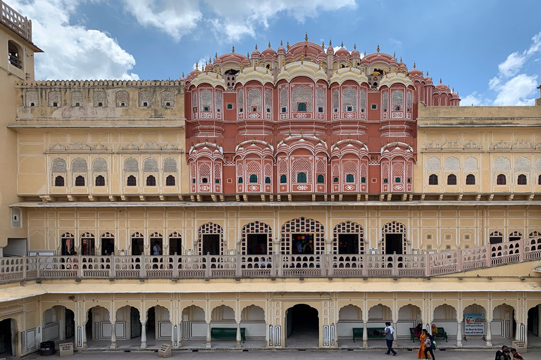 Jaipur: Un Gran Patrimonio en el Mismo Día - Heritage Rajasthanexcursión con almuerzo, entrada a los monumentos, coche y guía local solamente.