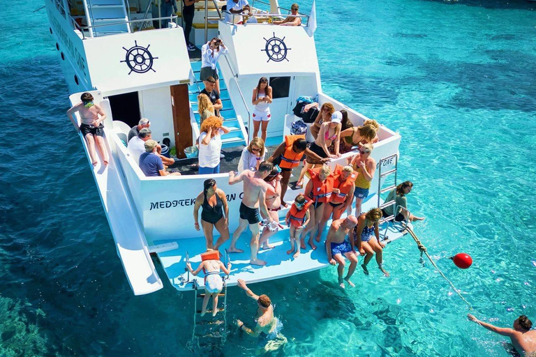 لاتشي رحلة بحرية على متن قارب واحد في بلو لاغون البحر الأبيض المتوسطرحلة بحرية صباحية