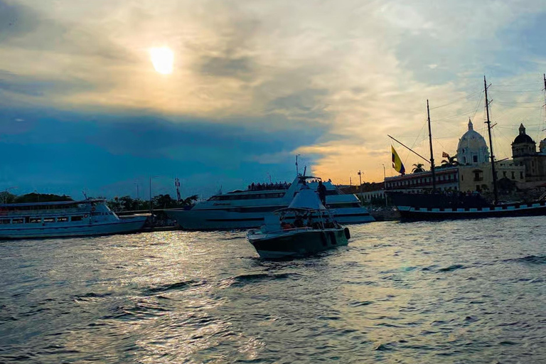 Carthagène : visite de la baie avec open bar, coucher de soleil et discothèqueCarthagène : excursion dans la baie avec open bar, coucher de soleil et soirée disco