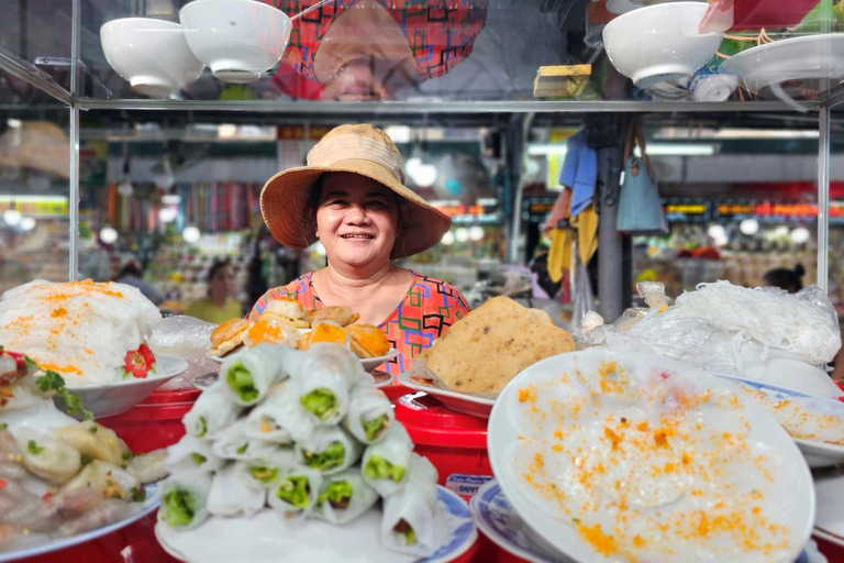 Hue: Excursão gastronómica a pé com serviço de busca no hotel e guia localTour gastronómico de rua em Hue de bicicleta