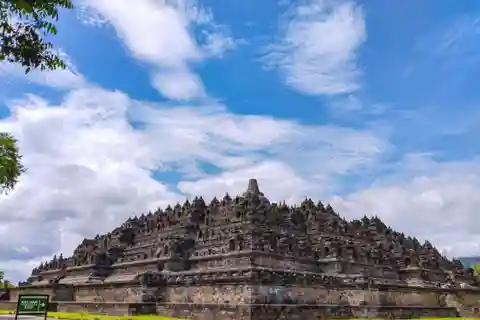 YOGYAKARTA; BOROBUDUR TEMPEL CLIMB UP & PRAMBANAN TEMPEL.S.