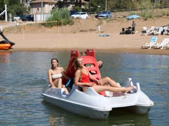 Roquebrune-sur-Argens: Pedalo Rental on Lake Perrin