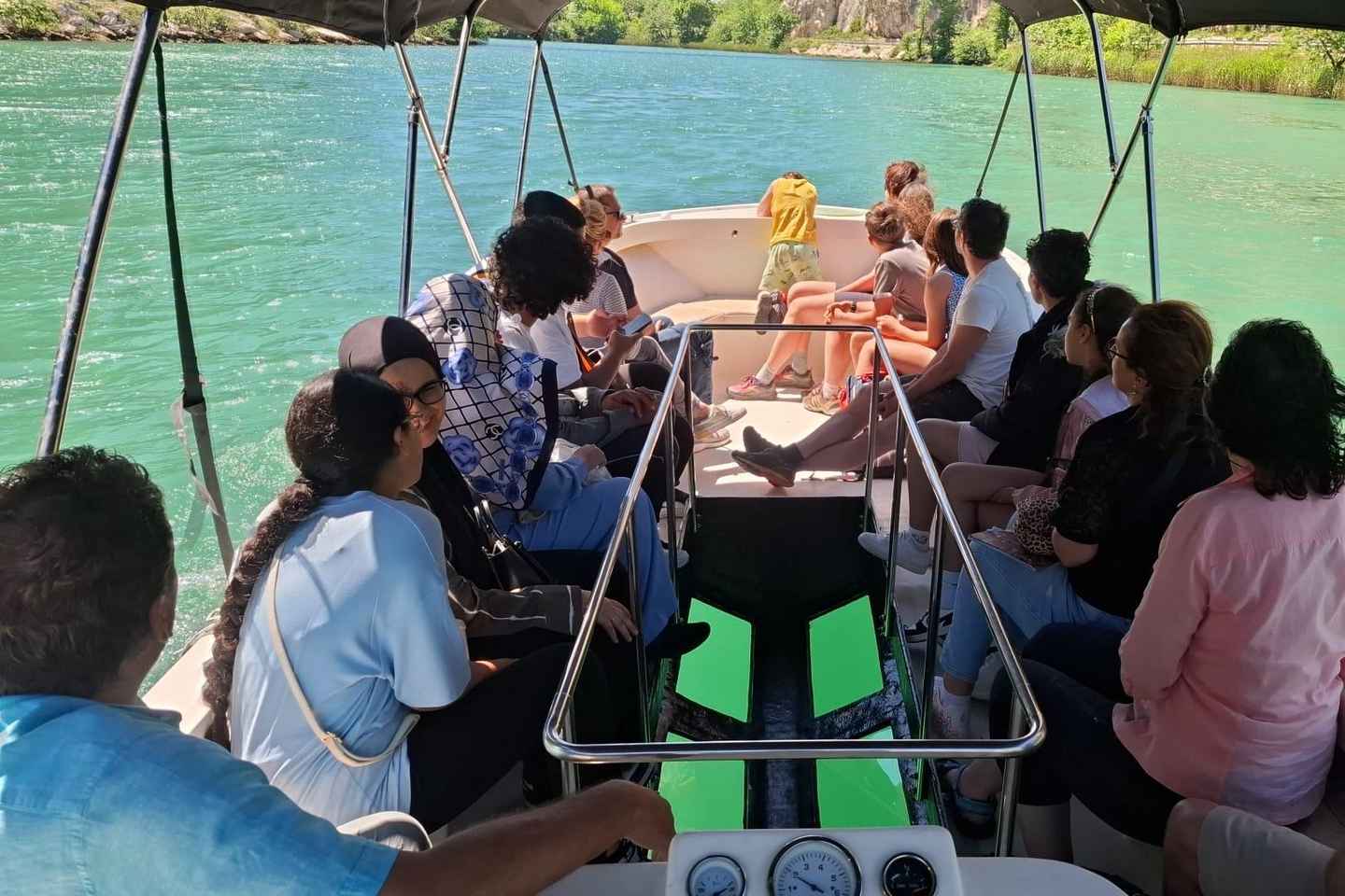 奥米什，克罗地亚：塞提纳河玻璃船巡游与啤酒花园体验