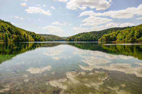 Ze Splitu lub Trogiru: Wycieczka nad Jeziora Plitwickie z biletami wstępuJeziora Plitwickie: wycieczka grupowa ze Splitu