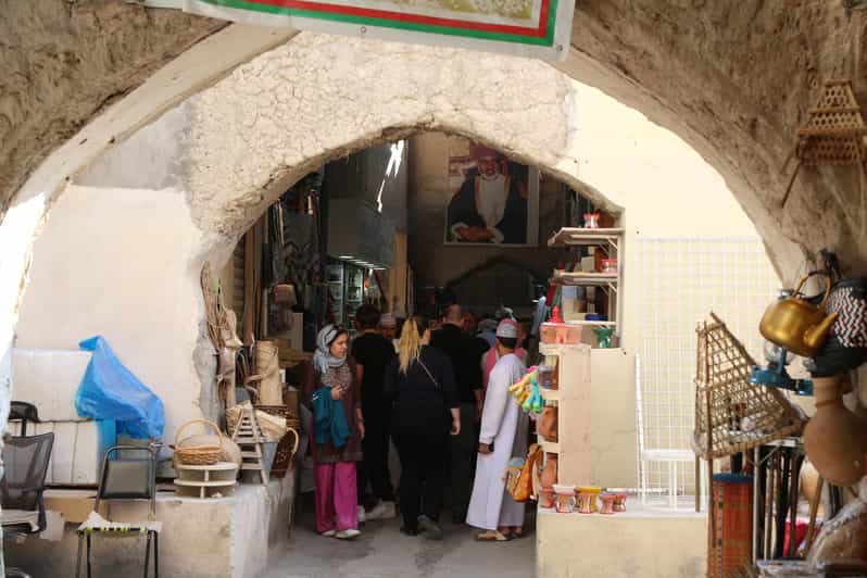 Nizwa: Pěší prohlídka s průvodcem a ochutnávkou datlí a halvy