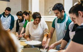 Naples: Authentic Italian Pizza-Making Workshop with Drinks