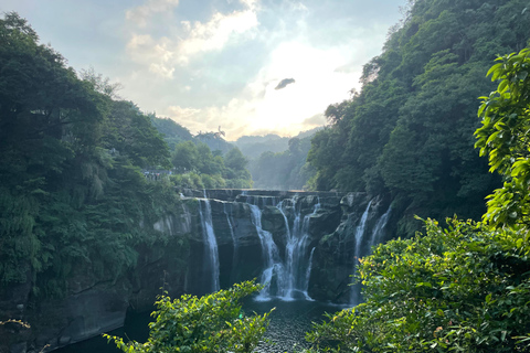 Taipei: Jiufen, Shifen Sky Lanterns & Keelung Nightmarket Hotel pickup & Bilingual guide