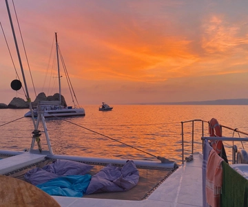Marseille: Catamaran cruise bij zonsondergang, diner & drankjes