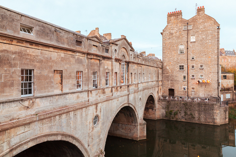 Londres : journée à Stonehenge, Windsor et Bath en busVisite avec billets pour Stonehenge et le château de Windsor