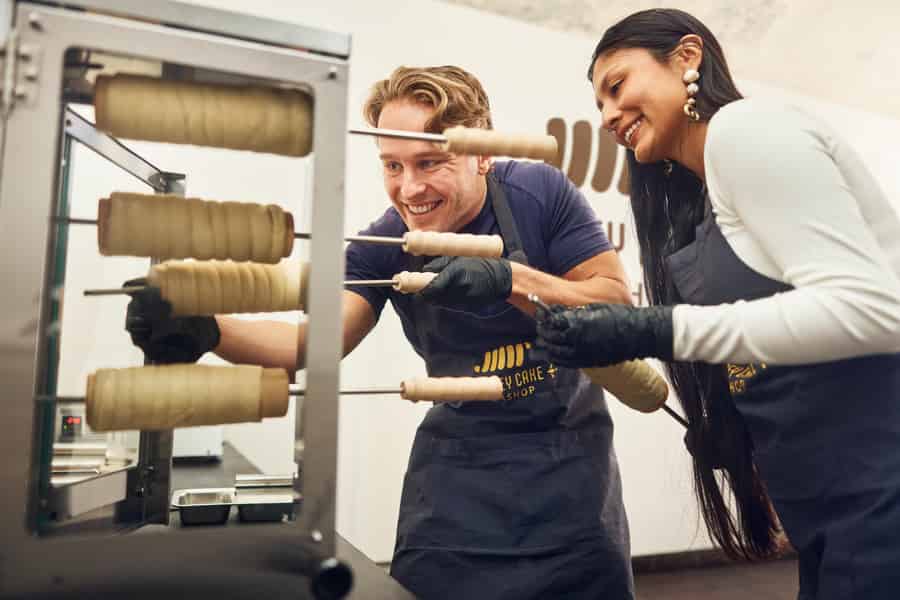Prag: Workshop zur Herstellung von traditionellem Chimney Cake (Trdelník). Foto: GetYourGuide