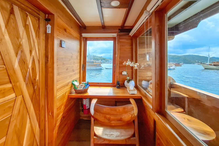 Labuan Bajo: 3-Day Komodo Sailing Luxury Boat with All Fees Deluxe Boat - Private Standar Room (2pax/room)