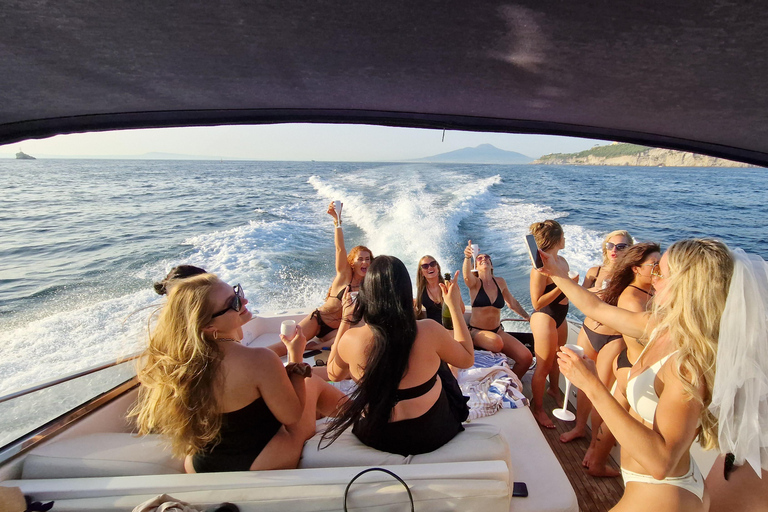 جولة بالقارب الفاخر على ساحل أمالفي من سورينتو