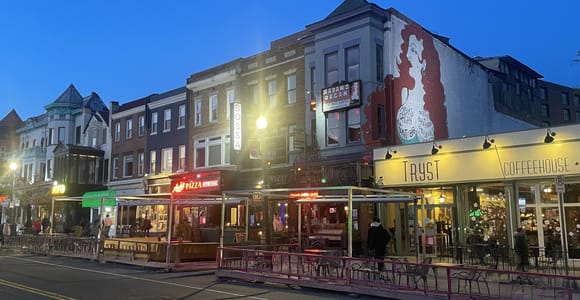 DC: Abendliche Foodtour durch die lokalen Viertel mit DrinkEatWalk