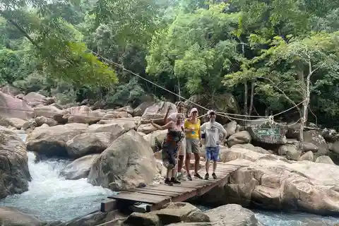 Nha Trang: Tour de medio día en grupo a la Cascada de Ba Ho en coche