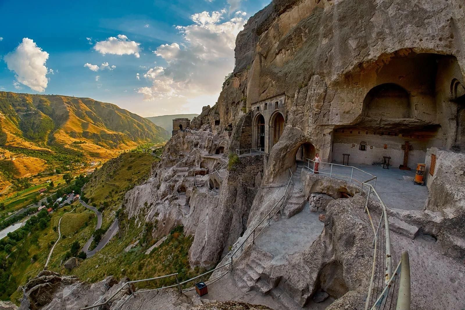 Ab Tiflis: Tagestour nach Bordschomi, zur Burg Rabati & nach Wardsia