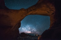 Moab, las ventanas en los arcos guiaron la caminata de estrellas - Housity