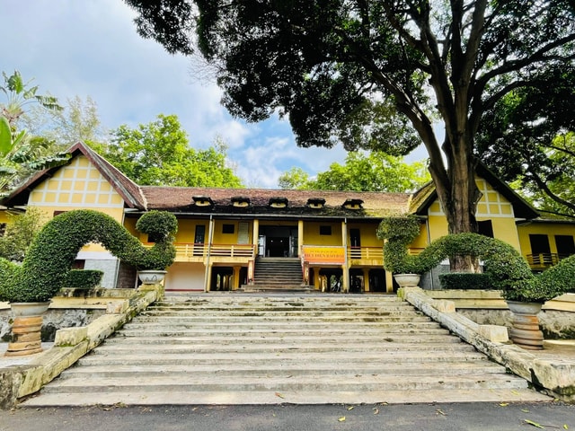 Buon Ma Thuot: City Walking Tour with Local Cuisine