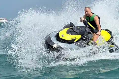 Dubai Leste: Passeio guiado de JetsKi com sistema de som!