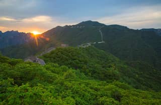 Chinesische Mauer Mutianyu: Bustour mit goldenem Sonnenuntergang + Ticket