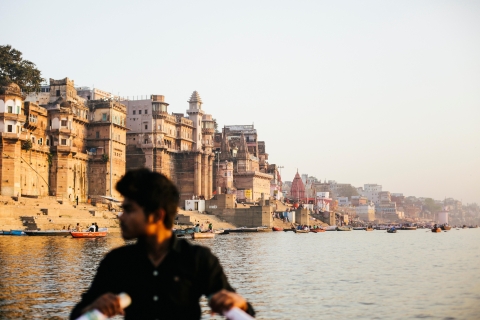 Varanasi. Lever de soleil et matinée en ville. Visite à piedVisite à pied du centre-ville au lever du soleil et le matin
