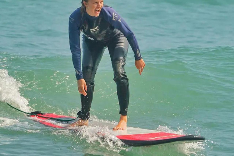 Lima: Surfboard and Wetsuit Rental at Makaha Beach