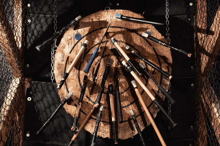 Throw axes & enjoy drinks right in the center of Leipzig Axe throwing & drinks right in the center of Leipzig