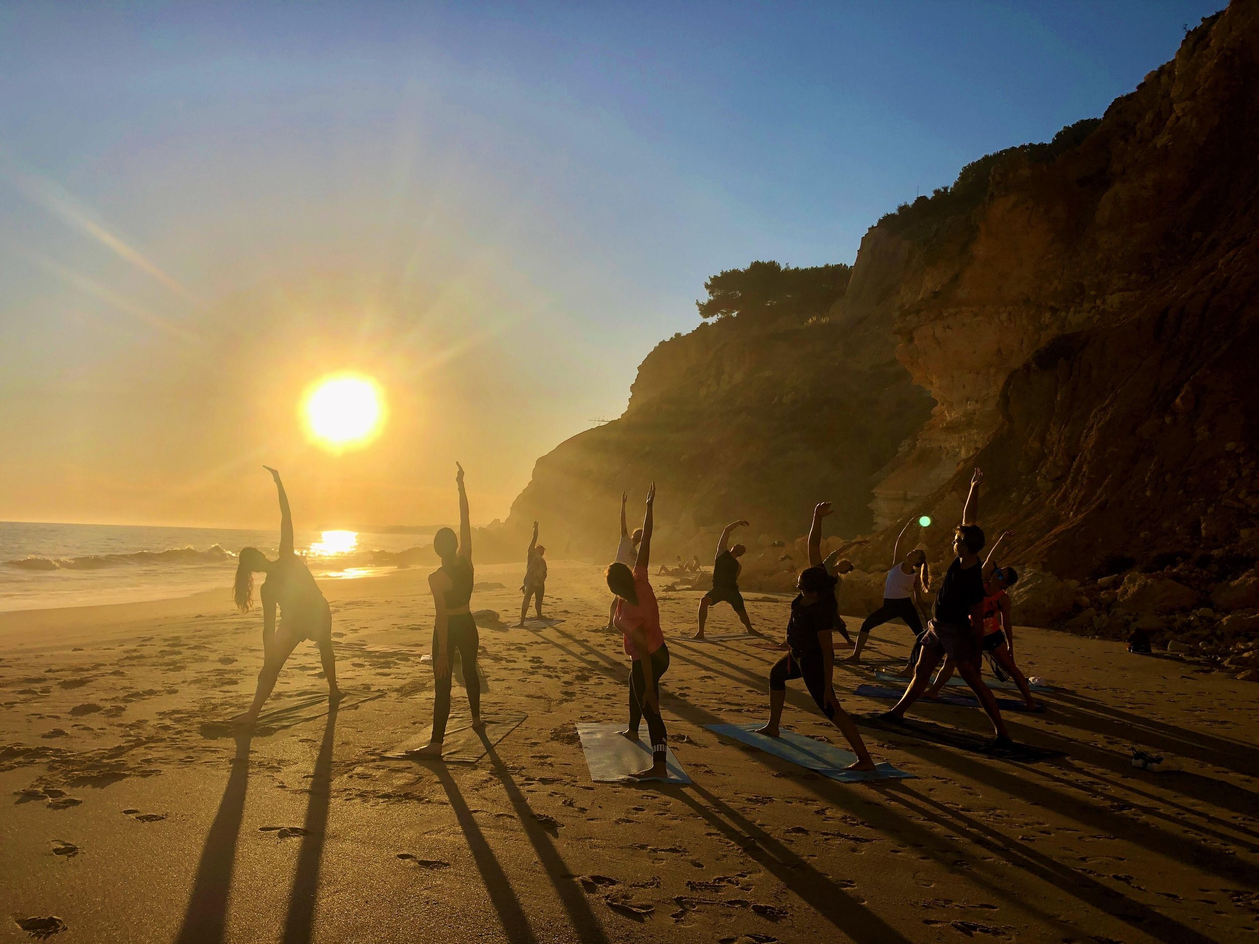 Yoga bei Sonnenuntergang am wunderschönen Strand von Lagos von el Sol Lifestyle