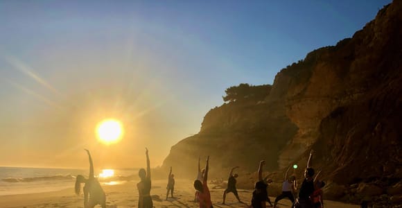 Yoga bei Sonnenuntergang am wunderschönen Strand von Lagos von el Sol Lifestyle