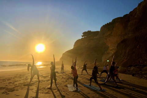 Yoga vid solnedgången på Lagos vackra strand av el Sol Lifestyle