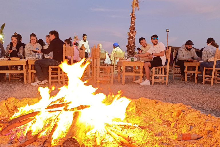 Marrakech: Giro nel deserto di Agafay in quad e cammello con cena spettacolo
