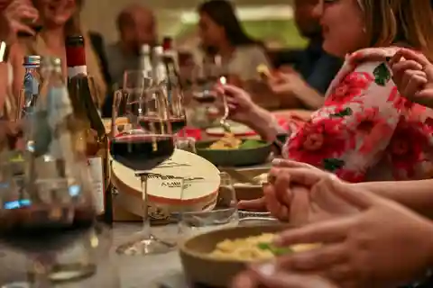 Nápoles: Cena con espectáculo, tradición y música con una copa de vino.