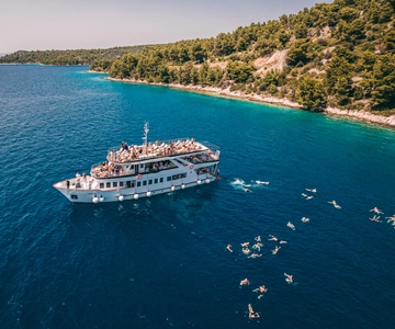 Split: Blue Lagoon, Shipwreck and Šolta with Food and Drinks